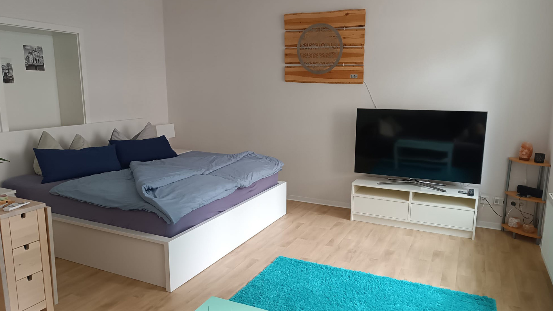 Bett und Fernseher